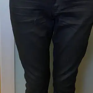 Ett par svarta G-star Raw jeans i stl 29 och längd 30