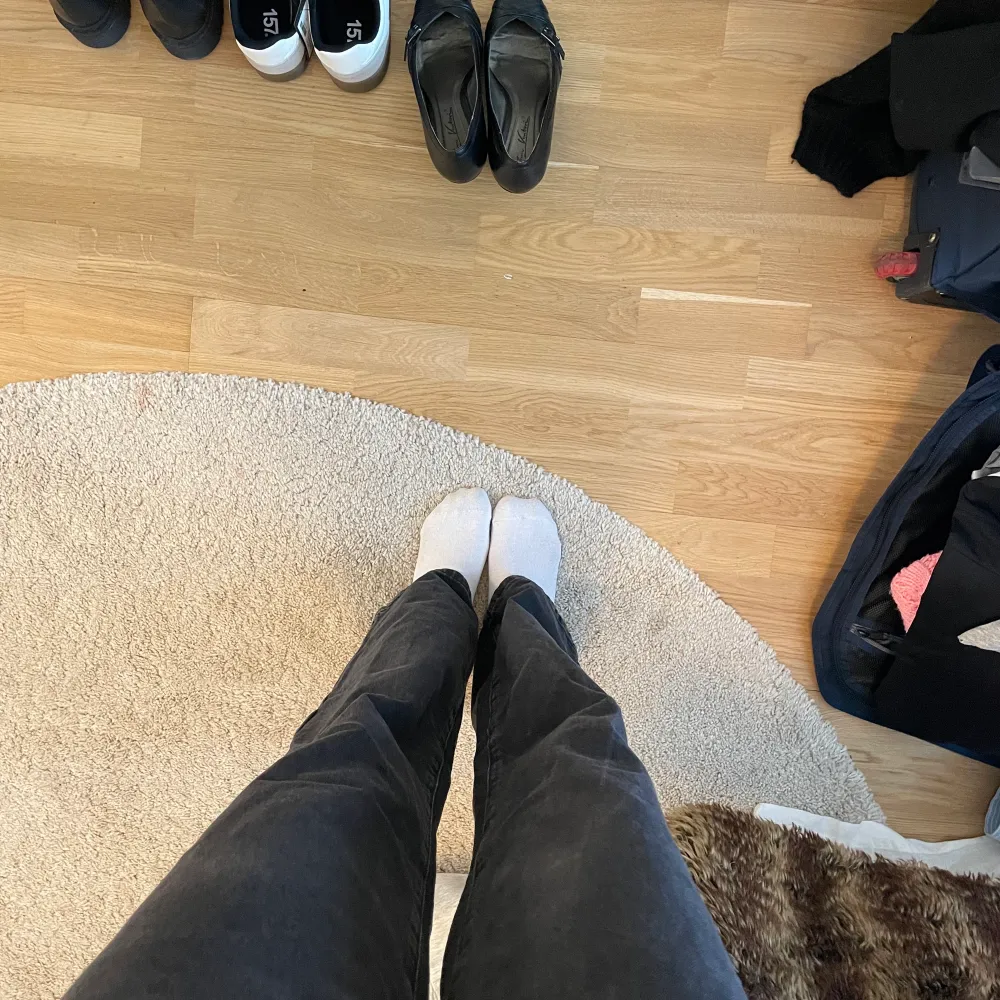 Gråa/svarta jeans från Bikbok! De är i storlek 26 och i längd 32, och är långa på mig som är 173 cm lång. . Jeans & Byxor.
