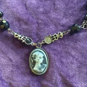 Halsband med örhängen  - Ett svart gothic set med halsband och örhängen 