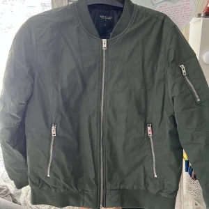 Bomberjacka - Denna bomberjacka i militärgrön är endast använd några gånger, passar till både tjej och kille!
