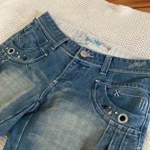 Vintage lowwaist jeans, jag älskar dom här men tyvärr är de för stora - Det här är ett par lowwaisted y2k jeans  
