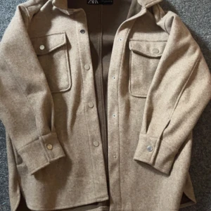 Zara kappa - Fin zara kappa som tyvärr inte kommer till användning längre. Köptes förra hösten så är i mycket bra skick.  Pris går att diskuteras 