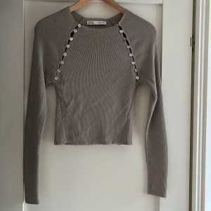 Fest topp - Söt fest topp från zara i medium men liten i storlek, använd 2 gånger. Skriv för mer bilder!💕