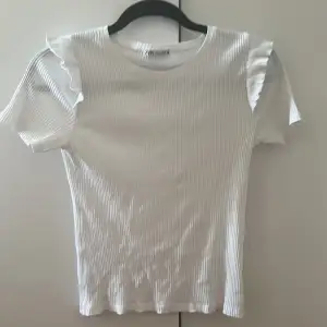 Säljer min fina zara t-shirt som har använts 1-2 gånger i Storlek M men passar även S🤍