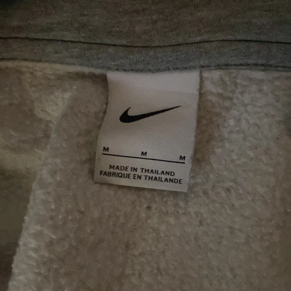 As snygg Nike hoodie ser ut lite som en Nike tech men inte riktigt skick 10/10. Hoodies.