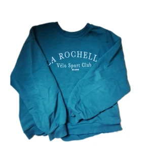 Grön sweatshirt - Säljer denna snygga mörkgröna sweatshirten från Gina Tricot. Säljer då den inte kommit till användning på sistonde. Storlek M men passar nog L också då den är oversized. Skriv för frågor/bilder🫶