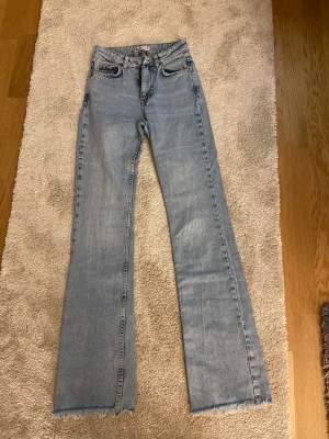 Super söta blåa mid waist bootcut jeans från Gina tricot. Orglinal pris 499