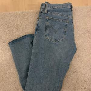 Helt nya levis jeans som inte kommit till användning. Det står storlek 28 där inne, men jag antar att det är utländska(?) storlekar, skulle säga att byxorna är 36:or. Nypris: 1295kr