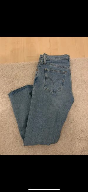 Levis ribcage ankle jeans - Helt nya levis jeans som inte kommit till användning. Det står storlek 28 där inne, men jag antar att det är utländska(?) storlekar, skulle säga att byxorna är 36:or. Nypris: 1295kr