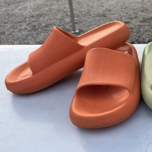 Gummitofflor  - Orangea gummitofflor använda fåtal gånger.  (De gröna är sålda) 