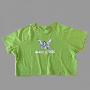 Grön Y2K topp  - En vacker grön Y2K topp med fina detaljer på😍