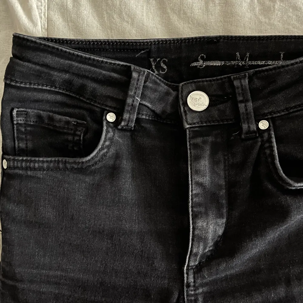 Säljer ett par svarta utsvängda jeans ifrån never denim. Jättefina inga defekter! Storlek Xs passar mig som är ca 160 men skulle passa någon runt 158-163 också!. Jeans & Byxor.