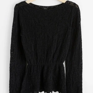 Tröja - Säljer denna tröjan ifrån Lindex. Aldrig använd med lappen kvar. Tyckte inte att den satt fint på mig.