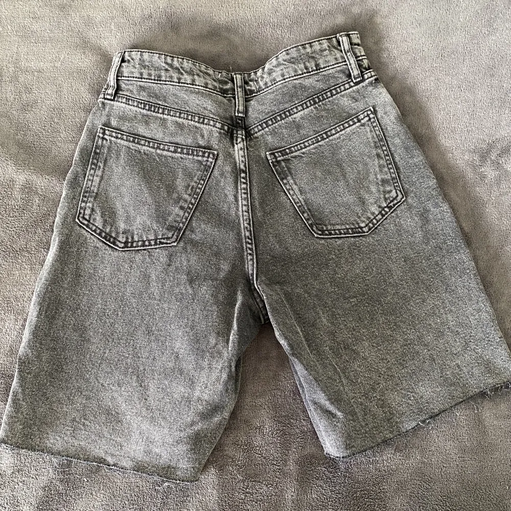 Högmidjade gråa bermuda shorts från Zara i stl 36🖤 De har flera knappar istället för dragkedja! Midja: 33 cm Total längd: 48 cm. Shorts.