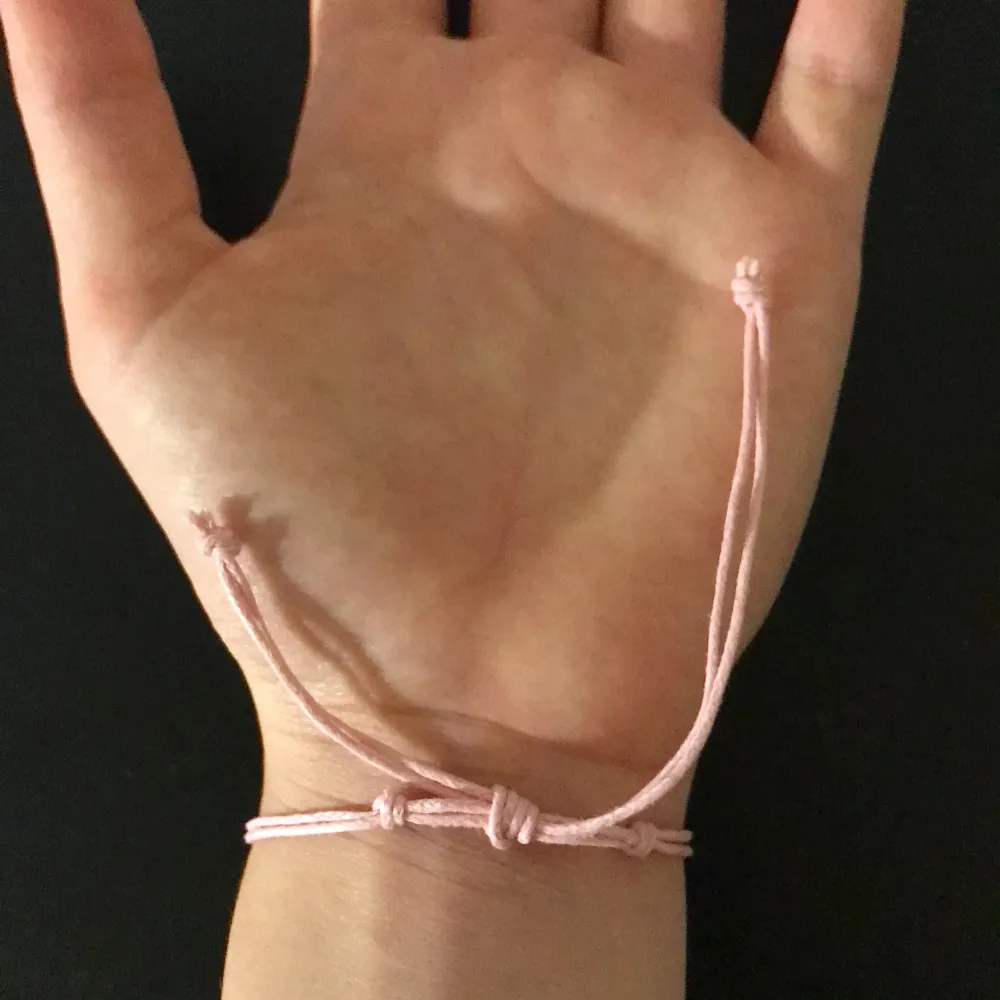 Säljer detta handgjorda rosa armband med en silvrig snäcka, justerbar storlek💕. Accessoarer.