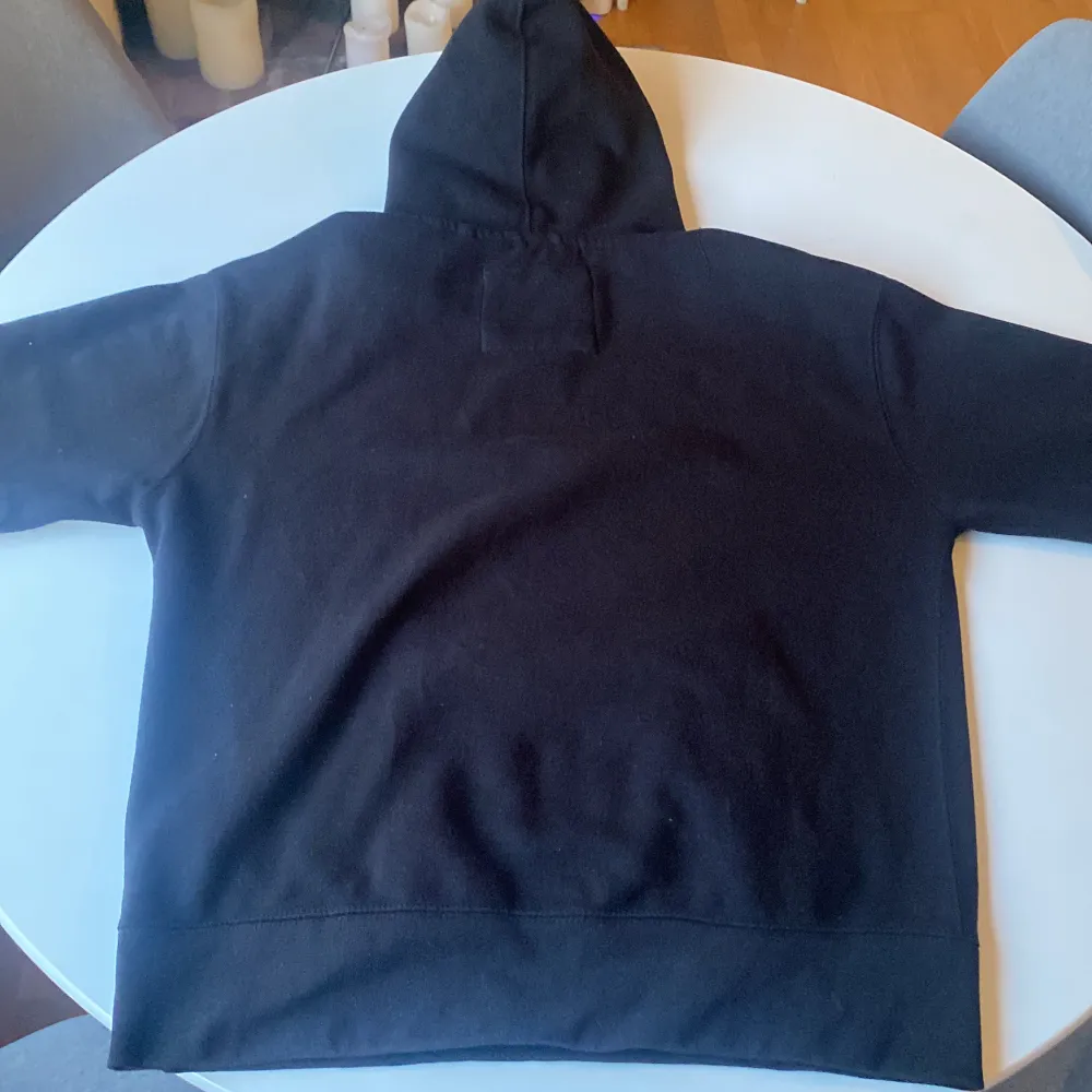 En svart hoodie från Pull&Bear. Med mycket bra skick, använd ett fåtal gånger. Säljer pga kommer inte till användning. Nypris 300kr (Pris kan diskuteras). Hoodies.