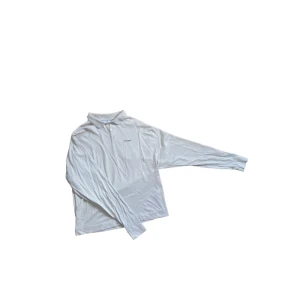 Oversize pikétröja  - Följ profilen och få 5% i rabatt   Gräddvit pikétröja i oversize av kraftig jersey   Produktens skick:oanvänd   Storlek: xs  Passform: stor i storleken. Passar som S/M med.  För mer info, kontakta mig 😀 