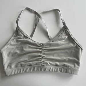 Gymshark sport bh - Fint skick, säljs för att den inte kommer till användning. Storlek M men passar S också. Saknar pads.