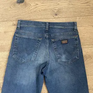 Vintage Wrangler Jeans. Sjukt snygga, tyvärr för små för mig. Lite mindre i storleken. Stl W30 men skulle passa bra på någon som bär mindre storlek💗