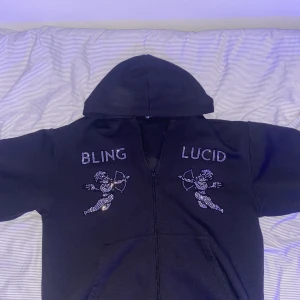 Bling lucid hoodie  - Säljer den för att den är för stor för mig, och att jag bara allmänt inte tycker om den. Ps. Ja föredrar att mötas upp för det är strul med min bank så ni vet