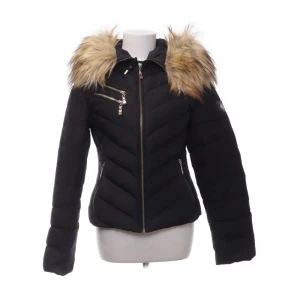 Hollies Jacka - Knappt använd pga inte min stil, pris kan diskuteras. Äkta päls! Skriv för fler bilder. Inköpt för runt 4000kr om jag minns rätt. Anledningen till billigt pris är att kefjan behöver lagas, kostar typ 2-300 att fixa!