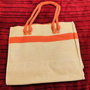 Super fin beachbag/shopper från Escada  Färg/ beige med orange band.  Ej använd  ”För snabbaffär kan priset prutas” 
