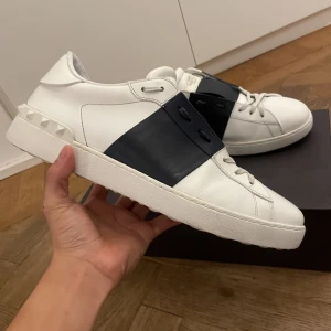Valentino open sneaker - Säljer dessa feta marinblå Valentino open sneaker i storlek 44. Skorna är i mycket fint skick och är såklart autentiska och är köpta i valentio butik i rom för 6945kr.   Orginal box och dustbags  följer med. Köparen står för frakt kostnaden📦 
