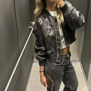 Bomber jacka  - Säljer denna super fina slutsålda bomber jackan 💕