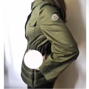 Monclear jacka - En grön moncler jacka som är äkta, qr-kod som bevisar det. Fint skick och använd fåtal gånger då den är lite liten för mig. Kan tänka mig att byta mot något annat av samma värde.
