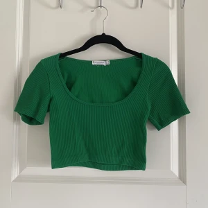 croppad topp - Snygg croppad topp från Stradivarius, ribbat material som är sjukt skön mot kroppen💚💗
