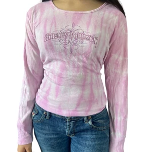 Harley-Davidson Top - Långärmad Harley-Davidson top i strl S-M. (Använder en liten säkerhetsnål i första bilden)
