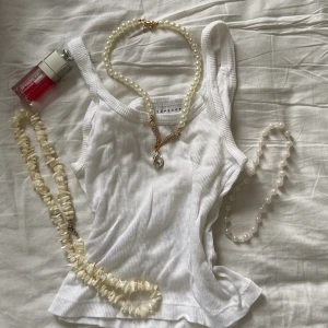Vit top - Köpt från asos för flera år sedan, lätt använd. 