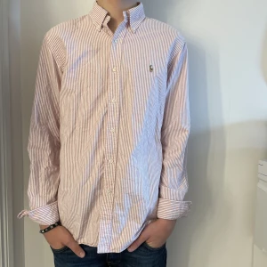 Raulph Lauren skjorta - Tja säljer nu min snygga raulph lauren skjorta i väldigt fint skick, hör av dig vid frågor eller funderingar😀