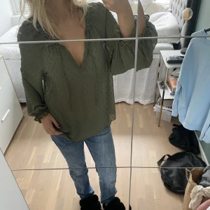 Zara blus  - Super fin zara blus som jag inte fått någon användning för. Den är helt oanvänd! Om ni vill ha fler bilder så kan ni skriva till mig🫶🏻