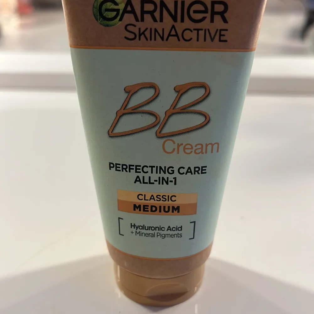 Säljer den här bb cream för att jag änvender inte den här längre har bara testat den . Accessoarer.