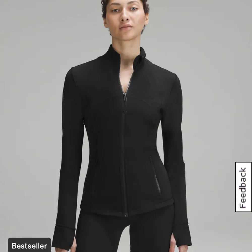 Säljer en svart lululemon define jacket, helt ny med prislapp kvar (endast testad). Den är i storlek 2 vilket jag tror motsvarar xxs/xs. Säljer då den var något stor och att returnera var krångligt. Pris på hemsidan 1300 kr.  Köparen står för frakten🫶🏻. Jackor.