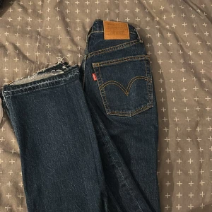 Levi’s Jeans - Super fina levis jeans i modellen ribcage straight. Jag är 156 och de sitter precis ner till marken på mig. Storlek 24. 