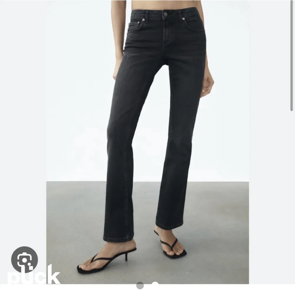 jättefina lowwaist bootcut jeans från zara som inte kommer till användning💓helt slutsålda!!💓💓. Jeans & Byxor.
