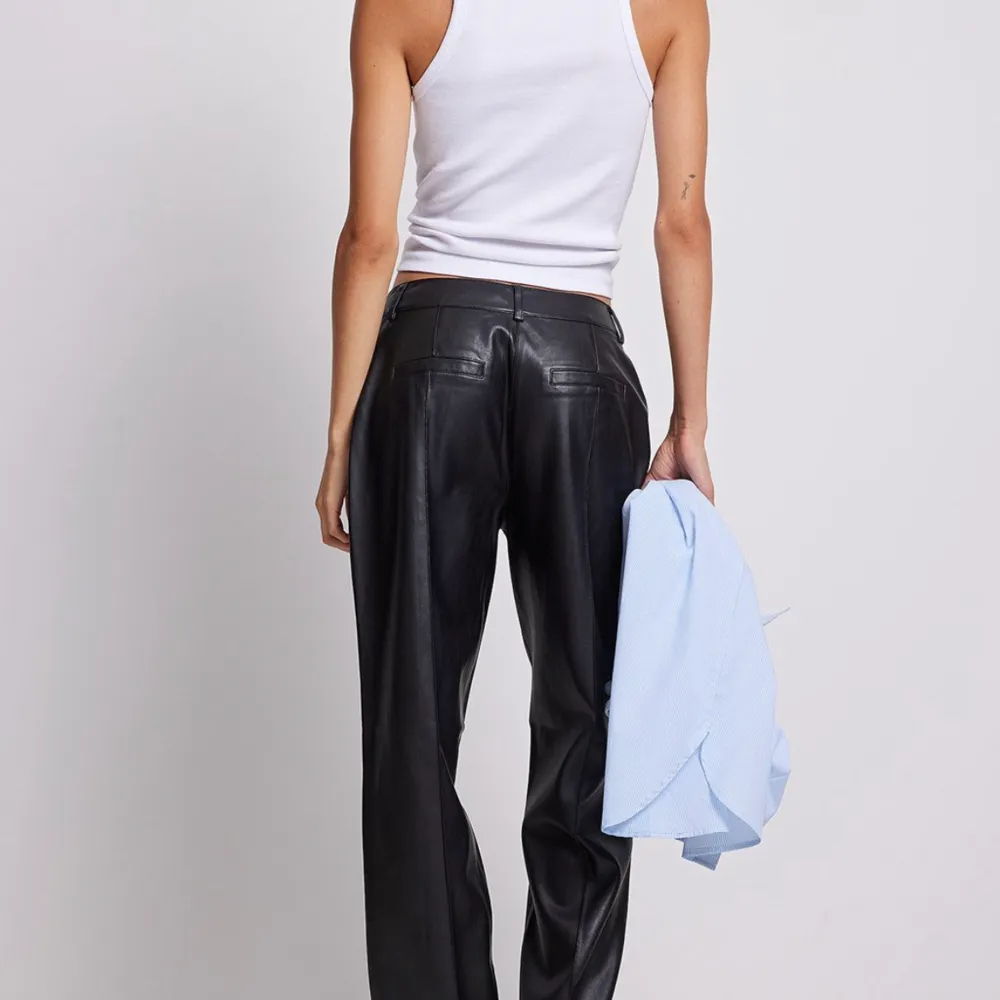 Helt oanvända skinnbyxor från NA-KD ❤️ byxorna är midwist 😍 Pris på hemsida: 699🥰. Jeans & Byxor.