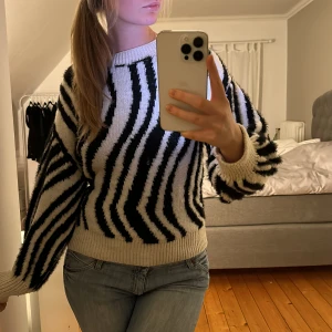 Stickad - Så najs stickad tröja i zebramönster