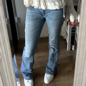 Lågmidjade jeans - Jättesnygga lågmidjade jeans från diesel! Har en smärre defekt på baksidan av byxan (kan skicka bild) men inget som inte går att lösa genom att sy! Är långa på mig som är 172! (Bild 2 är lånad)
