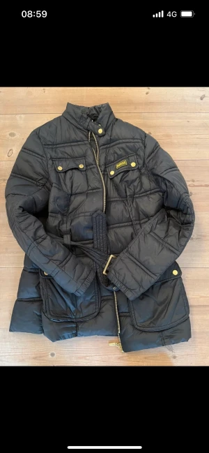 Barbour stl 40 - Lättdun jacka från Barbour med bälte stl 40