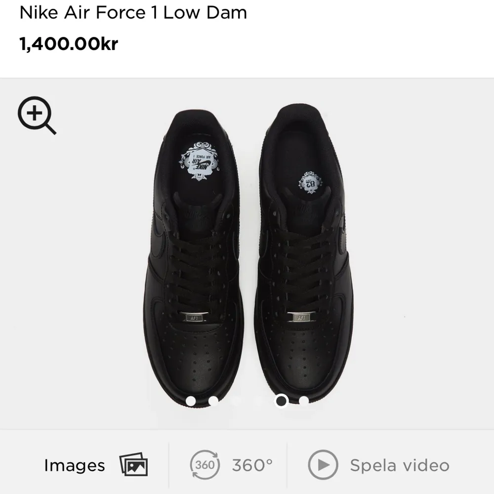 Hej! I och med rensning hemma säljer jag dessa svarta Nike Air Force 1. Storlek 39 Dam. Använda ett fåtal gånger annars stått i garderoben med papper i för hålla formen. . Skor.