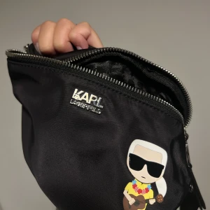 Axelremsväska Karl Lagerfeld  - En liten svart axelremsväska i nyskick, aldrig använd behöver därför säljas