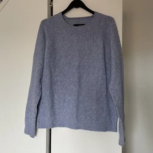 Ljusblå stickad tröja  - Ljusblå stickad tröja från vero Moda 