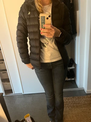 Dunjacka  - Dunder snygg höst/vår jacka från Calvin Klein🙏 super bra kvalite och helt nyskick! Använd ett fåtal gånger🥰 superskönt oxå! Pris kan diskuteras