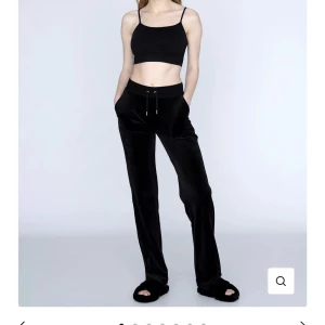 Juicy couture - Säljer ett par svarta juicy couture byxor i fint skick då de inte kommer till användning längre! Kan sänka priset vid snabb affär!