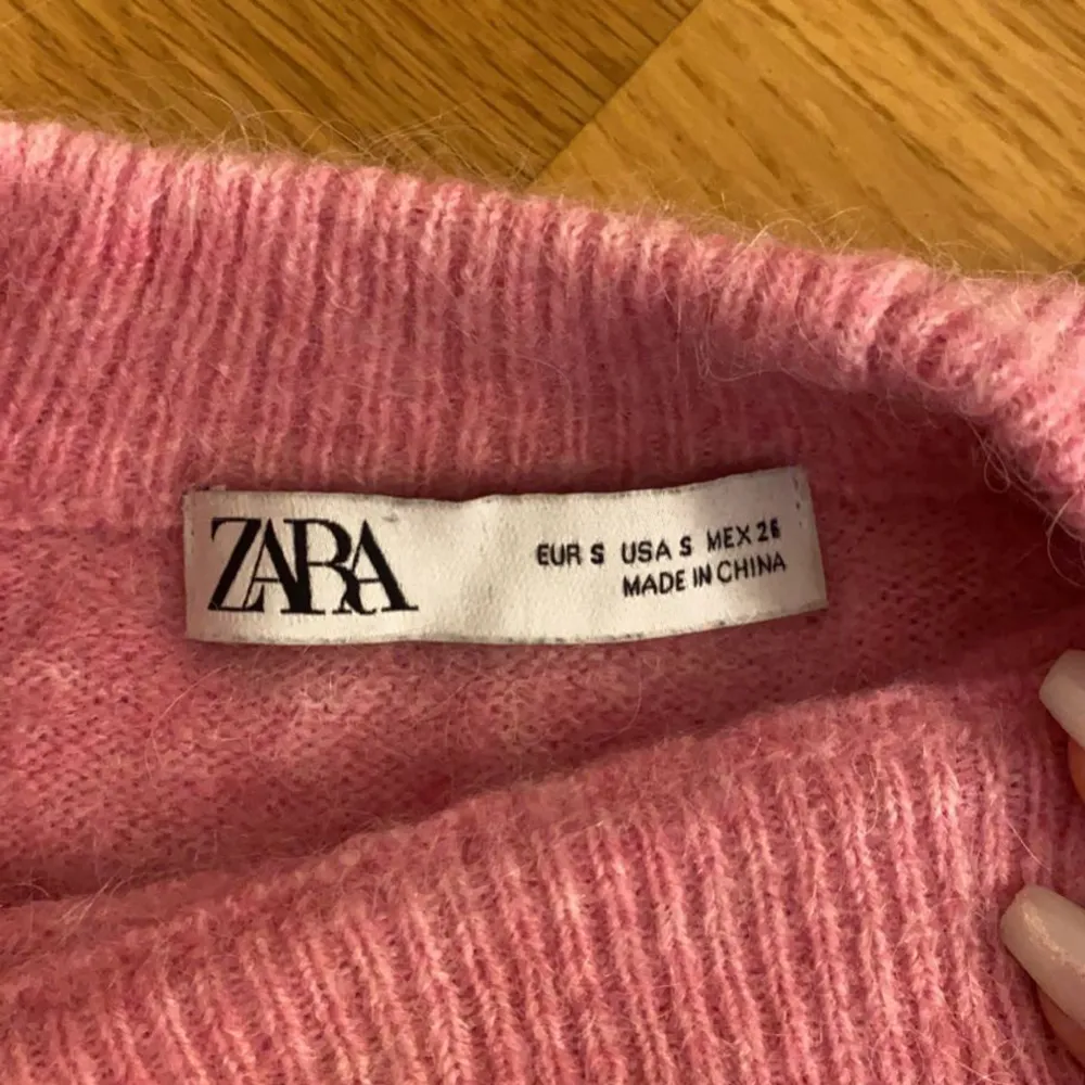 Säljer denna jätte fina stickade tröja från Zara då jag inte använder den längre. Den är i storlek s men passar väldigt bra på mig som oftast är en xs. Den är i bra skick! Kontakta mig innan du klickar på köp nu!!. Tröjor & Koftor.