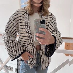 Jacka/kofta  - Jättefin jacka i tjockt tyg! Coola detaljer! Från H&M Studio s16. Med avtagbart band i midjan 