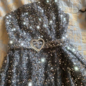 Glittrig balklänning - Säljer min jättevackra klänning som jag aldrig använt då den har varit för liten tyvärr, lappen sitter kvar. Den glittrar så sjukt fint, notera att bilderna är tagna utan blixt!! Hör av dig vid intresse och för mer info✨🤍🫧